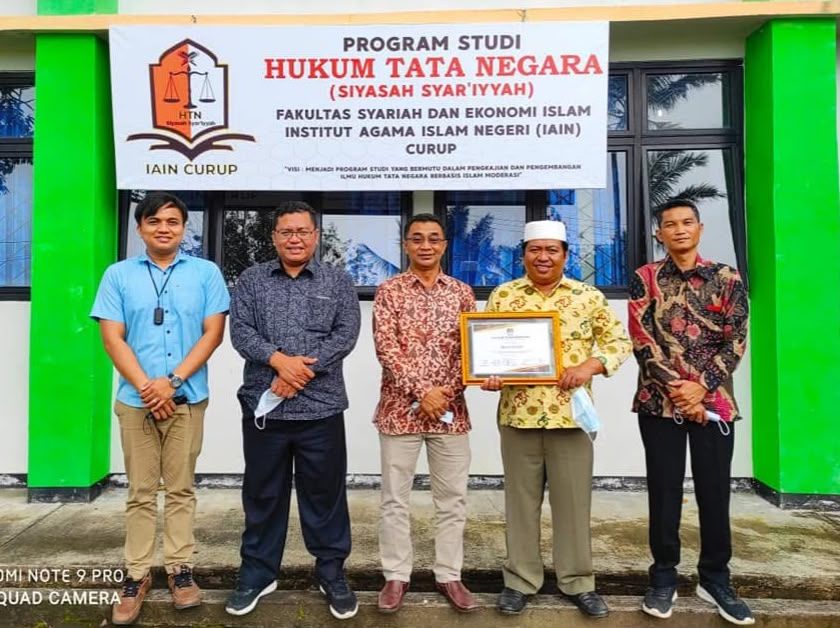 Prodi Hukum Tata Negara IAIN Curup Berikan Penghargaan kepada KPU Rejang Lebong atas Dukungan Pengembangan Program Studi