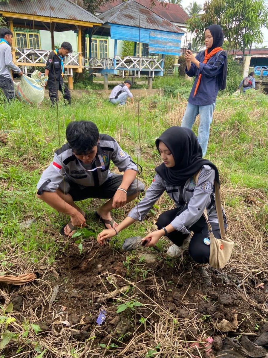 HMPS Hukum Tata Negara IAIN Curup dan MAPASTA Gelar Aksi Bersih Lingkungan dan Penanaman Pohon